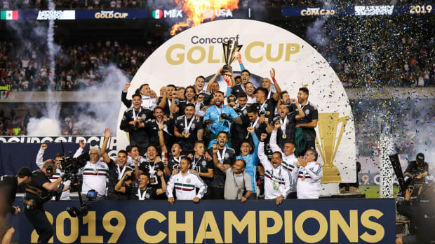 mexico-wins-gold-cup-trophy.jpg