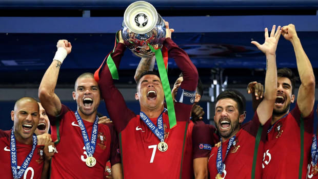 cristiano-lifts-euro-trophy-portugal.jpg
