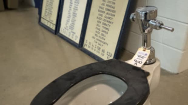 NHL lockout drives one hockey fan to pay $5,300 for Maple Leafs' old toilet