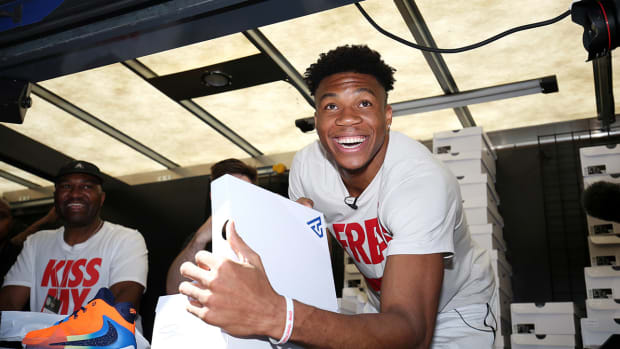 giannis-nike-freak-1-lead-signature.jpg