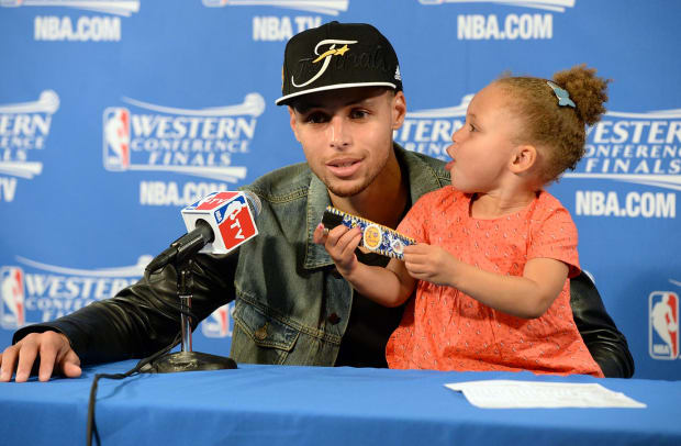 2015-0527-Stephen-Curry-daughter-Riley_0.jpg