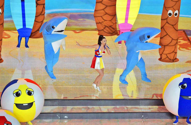 Katy-Perry-left-shark-X159213_TK1_2299.jpg