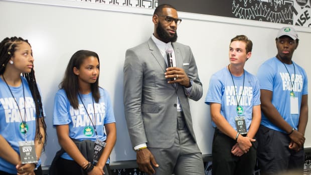 Lebron james showtime series on sale