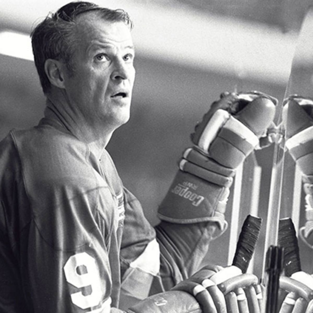 Gordie Howe, the gritty and mighty 'Mr. Hockey,' dies at 88