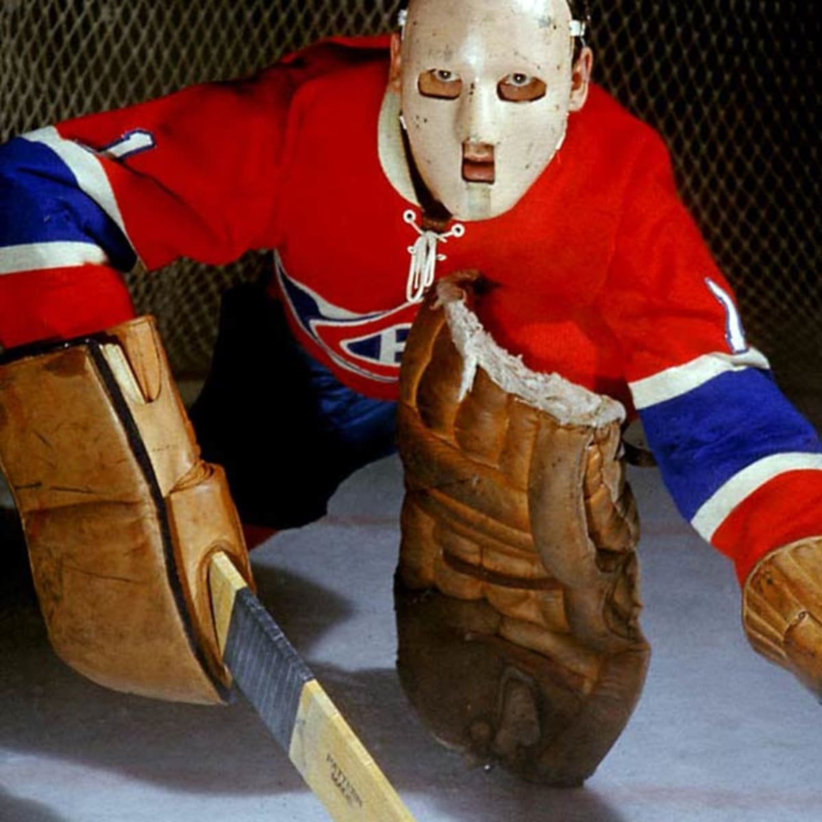 Хоккей без маски. Жак Плант из Монреаль Канадиенс. Вратарь НХЛ Монреаль. Жак Плант вратарь. Хоккейная маска вратаря Гашек.