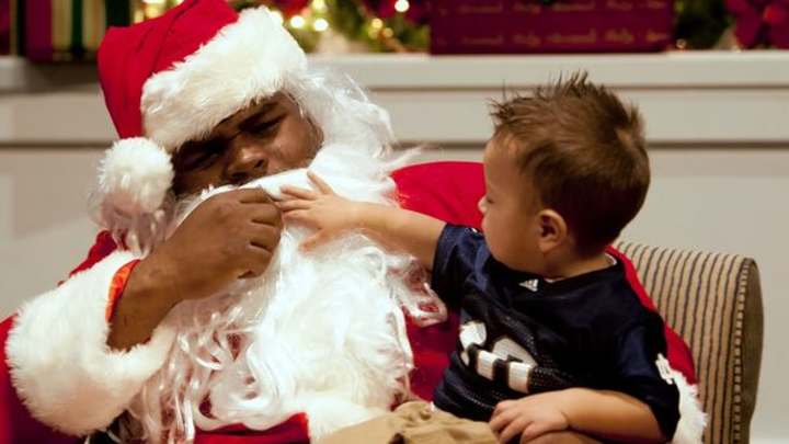 Notre Dame's Louis Nix III Dresses Up As Santa Claus